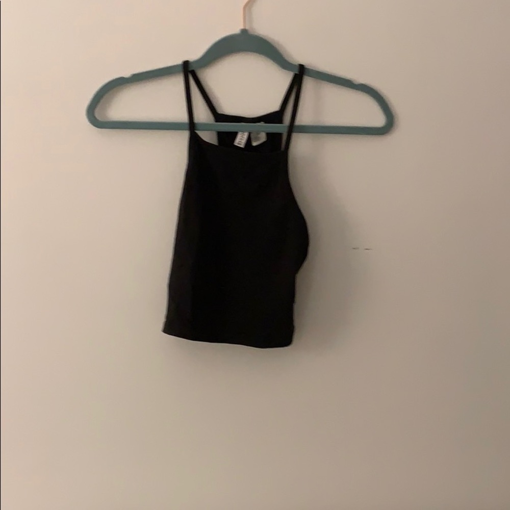 🖤 A black H&M cropped top🖤